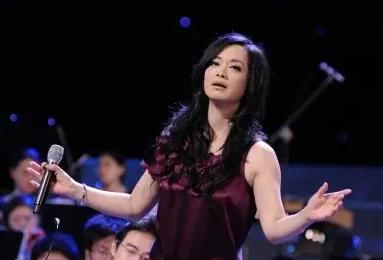 毛阿敏出名挣到大钱后，第一件大事，就是掏钱在上海给两个亲哥哥一人买了一套房。她不
