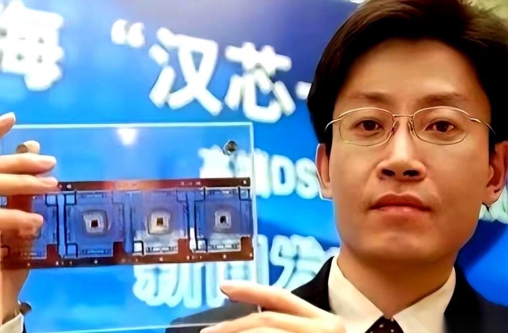 他就是用一张砂纸。
对，你没听错，砂纸。
就这么个玩意儿，把我们所有人的脸，按在