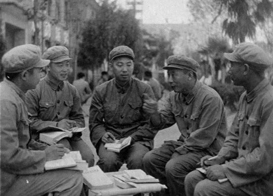 他身为正军职拿15级薪资，被救济过2次，有人不满，舰队首长安抚
“1970年2月