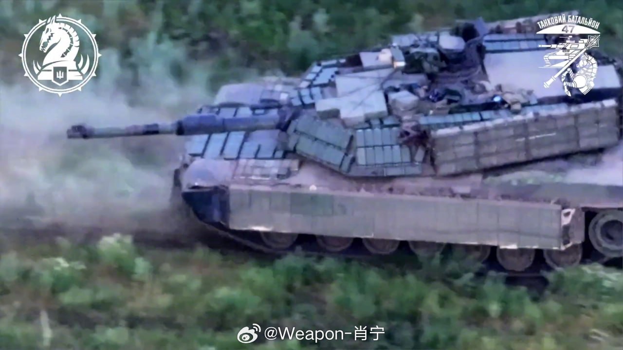 #兵器影像[超话]##俄乌局势新进展# 乌军M1A1主战坦克披挂整齐，重出江湖。
