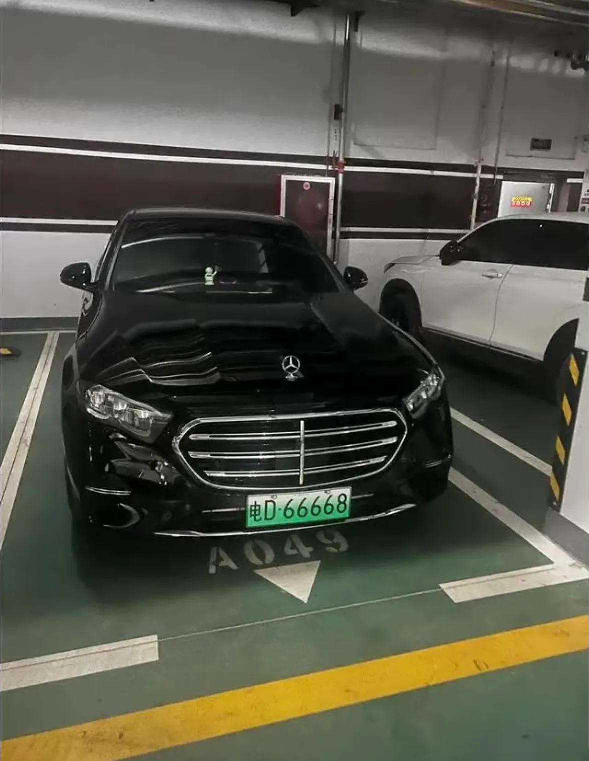 刚刚看到一辆车挺好看的，走进一看原来是梅赛德斯——奔池