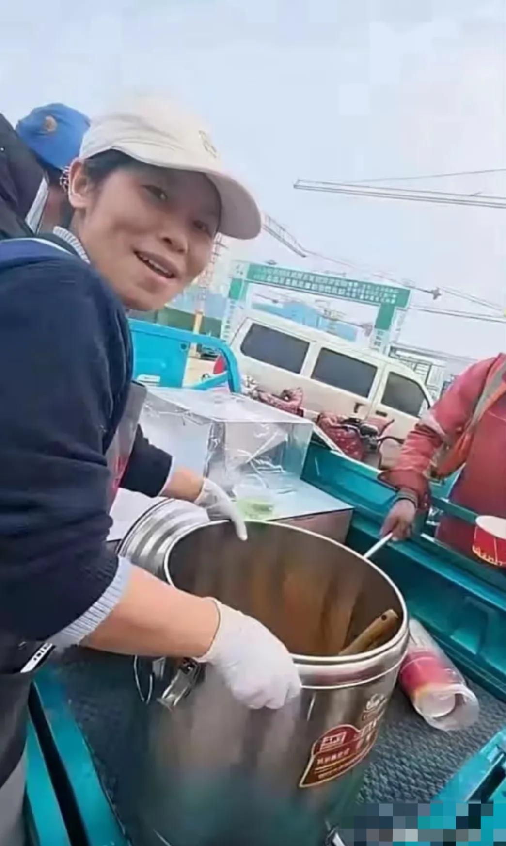 济南“倒饭姐”要愁的饭都吃不下了！她没想到自己平常霸道惯了，别人都不敢惹她。怎么