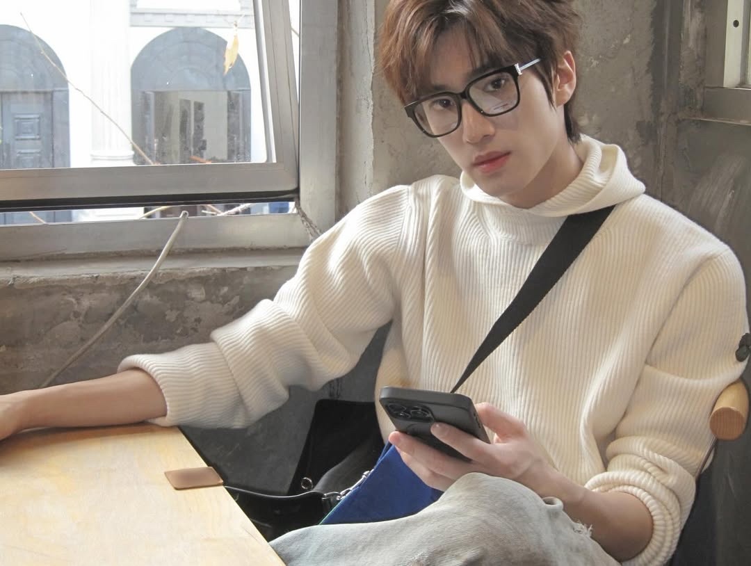 ins发的这组白毛衣黑框眼镜ccd我给满分！！张康乐白毛衣黑框眼镜ccd