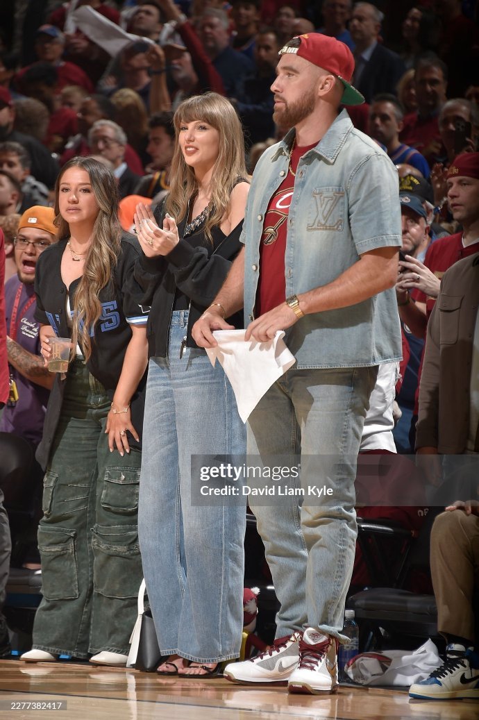 霉霉和未婚夫NBA现场接吻 霉霉与未婚夫公开场合毫不掩饰爱意，赛场拥吻画面甜度爆