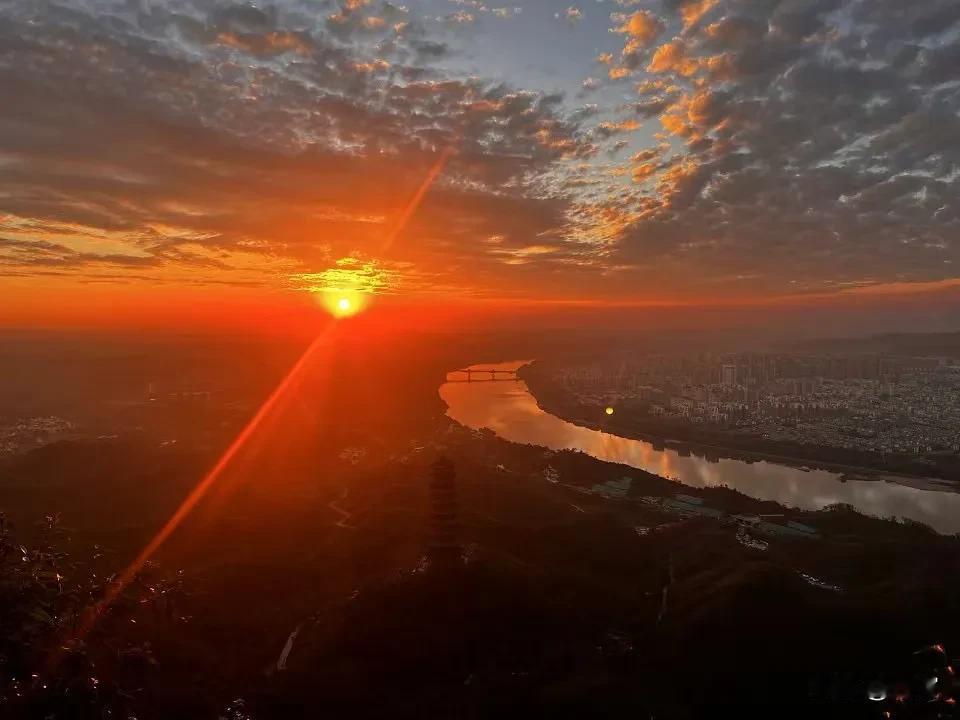 不同的人在2025年有着不同的最大期望呀，有人期望事业能取得重大突破升职加薪，有