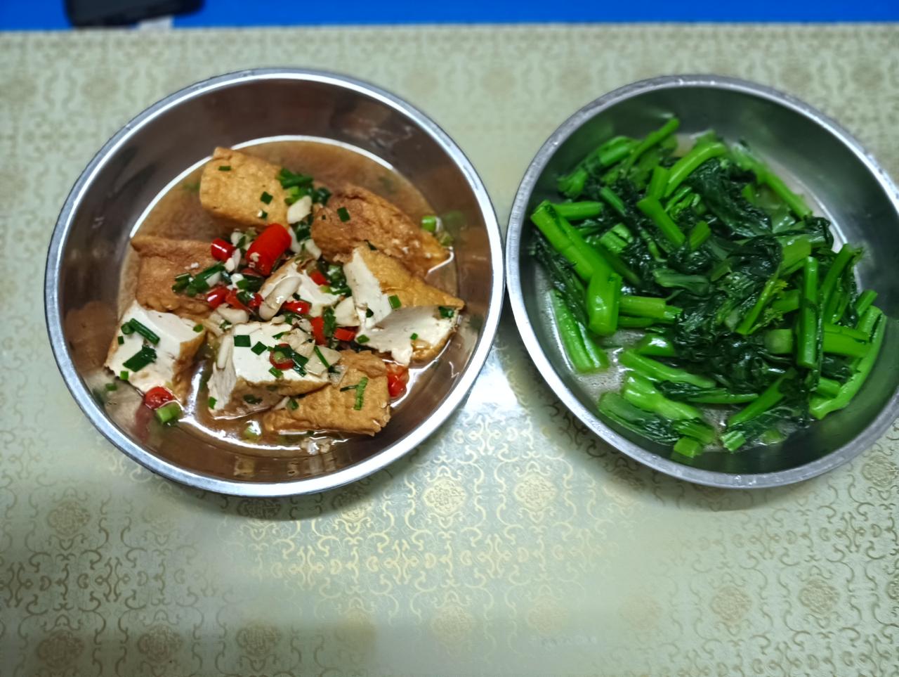 大家好，我是七姐。晚上不加班，回来自己做饭吃。今天晚上的生活费是9块钱。买了5块