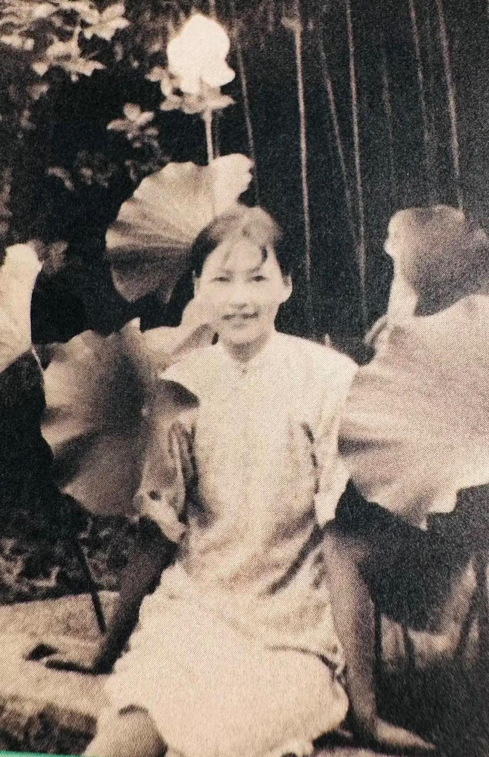 这是林徽因穿着素色旗袍的真实样貌，都看看吧，坐在荷花边，衬托出她清新甜美，令人心