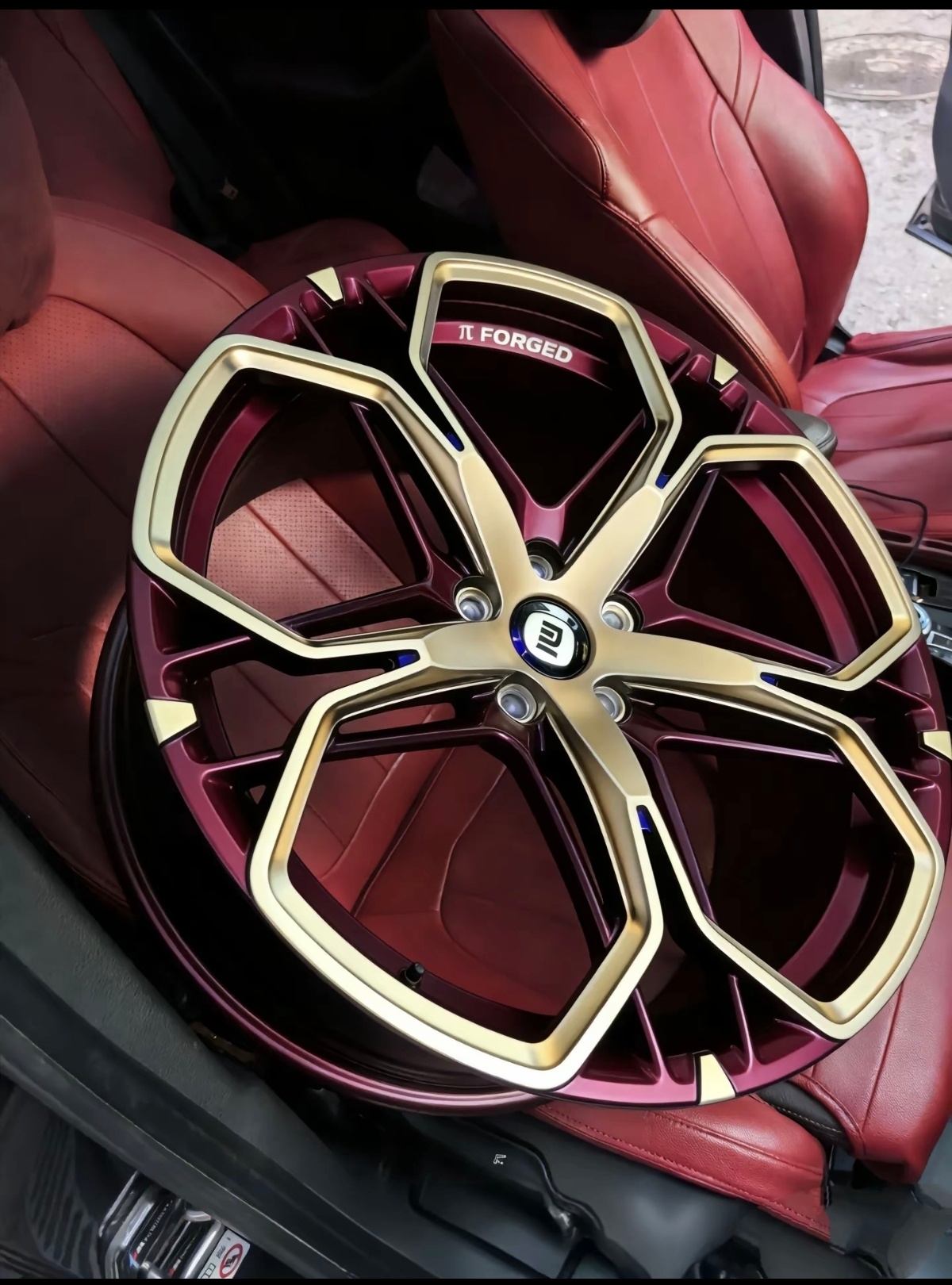 新一代小米SU7 双层锻造梅花轮毂，好看吗？钢铁侠配色，绝不绝！！！应该是目前小