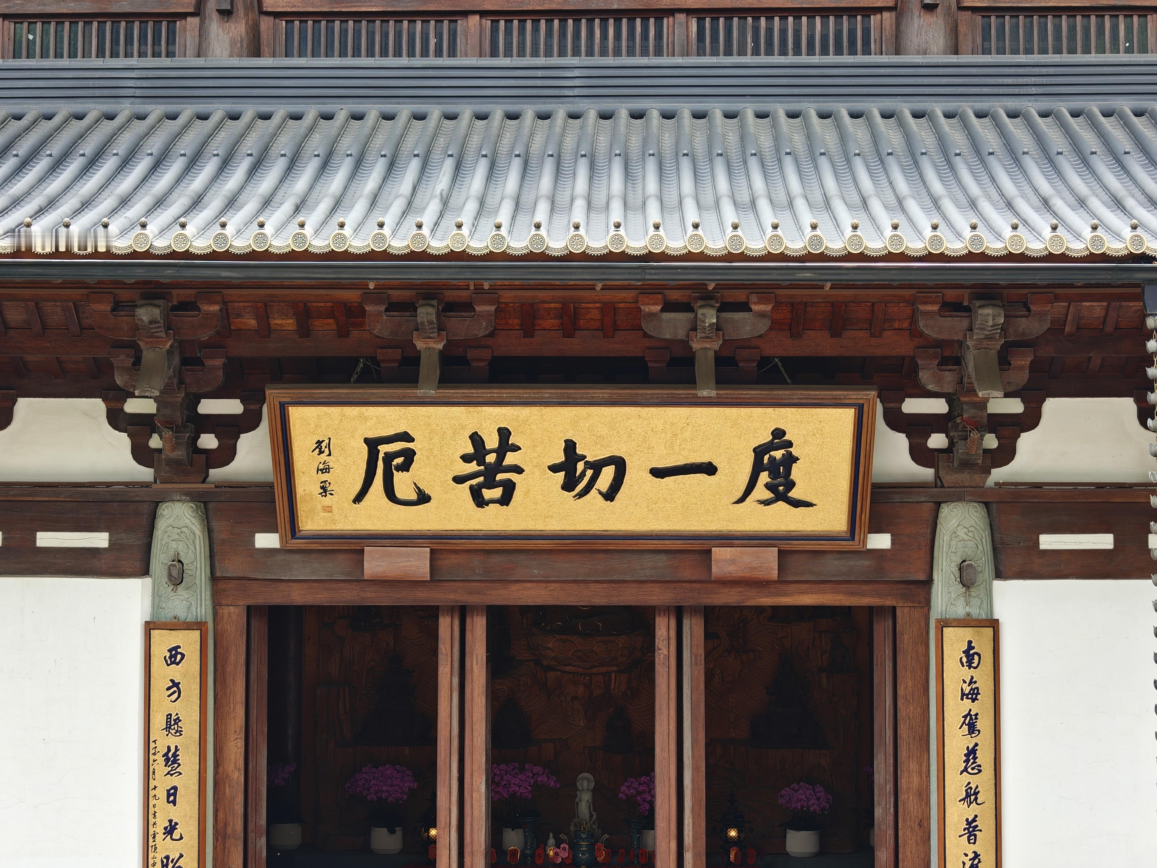 昨天去径山寺，一个感受就是类似这种假期，来玩的人还没有平常周末的时候多。余杭西部