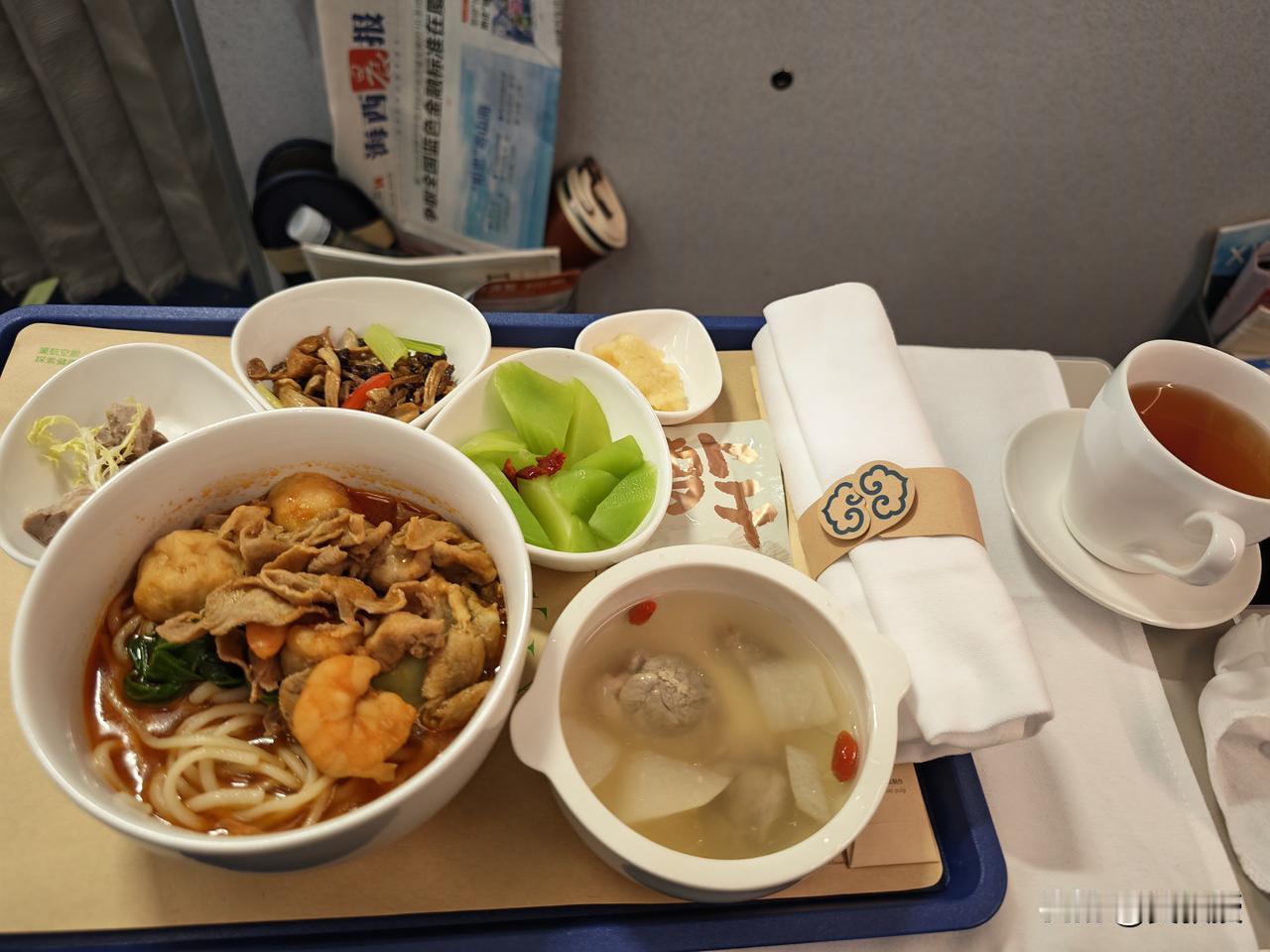 今天我的午餐
感觉比空军一号（右图）吃的好[笑哭]
