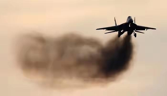 这不是被击中了才冒烟，这是伊朗军方老旧苏联战机正常起飞时的景象，那是发动机冒黑烟