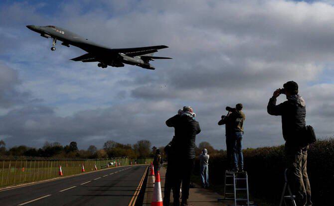 近日英国国防大臣希利在议会里说得清清楚楚，美国可以用英国的军事基地，但有条件。条