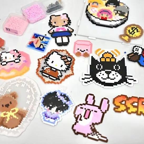 谁能想到，
现在最火的治愈不是旅游逛街，
而是拼豆、钩织这些不起眼的指尖经济。