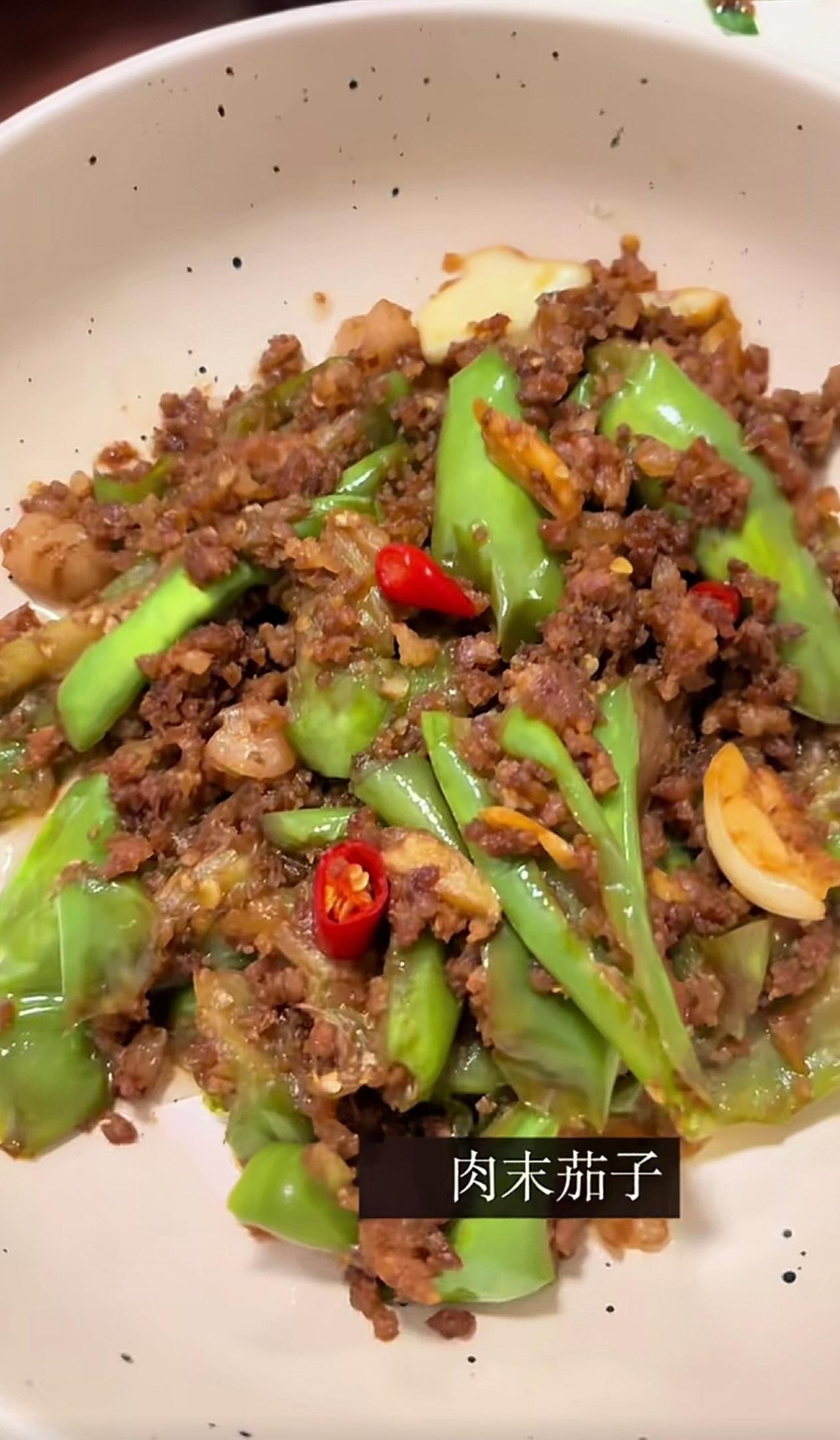 下班忙完工作身心俱疲，回家发现老公备好一桌家常菜。

蒜蓉丝瓜、肉末茄子、紫苏虾