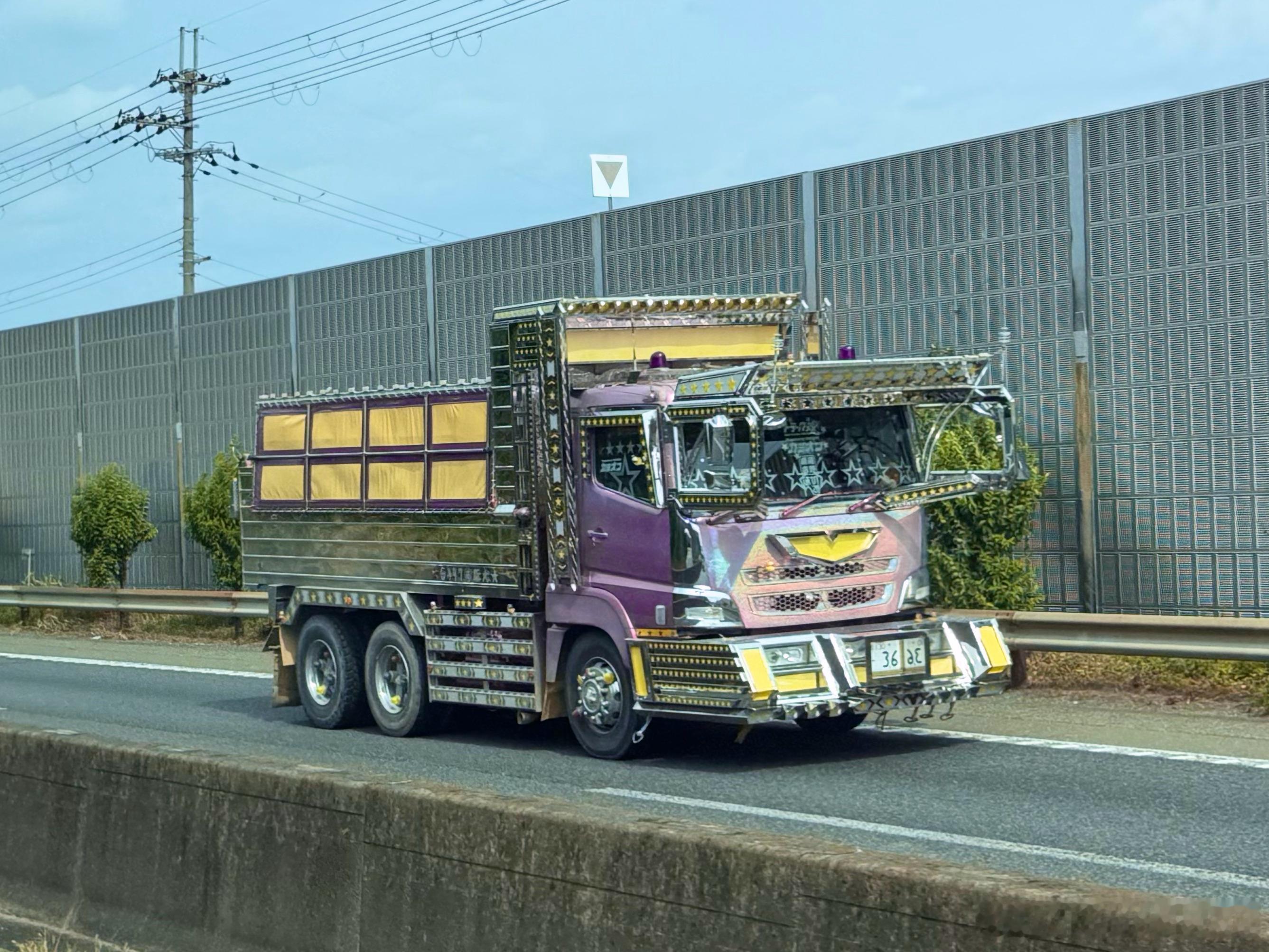 Dekotora！现实中看日本这些装饰卡车，其实感觉还挺中二的，也算是时代烙印了
