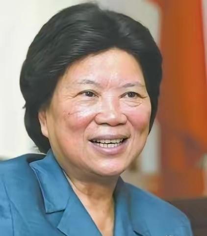 张帼英，女，广东东莞人，汉族，1937年3月生，学历大专，1951年4月参加工作