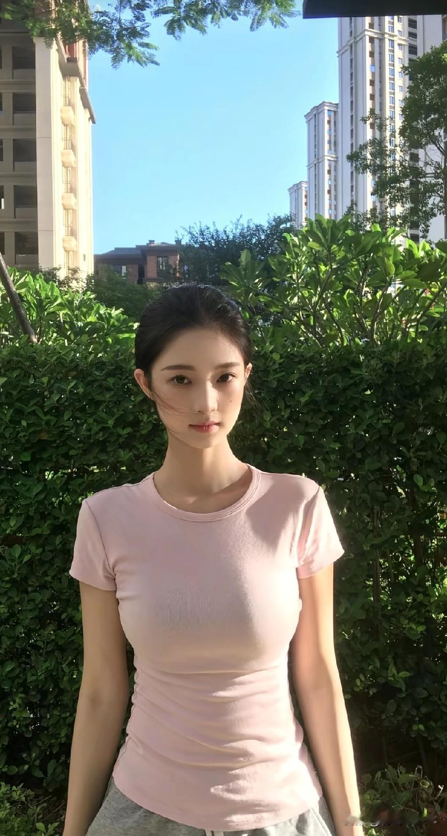 阳光下的清新穿搭，粉嫩T恤与绿植的完美搭配