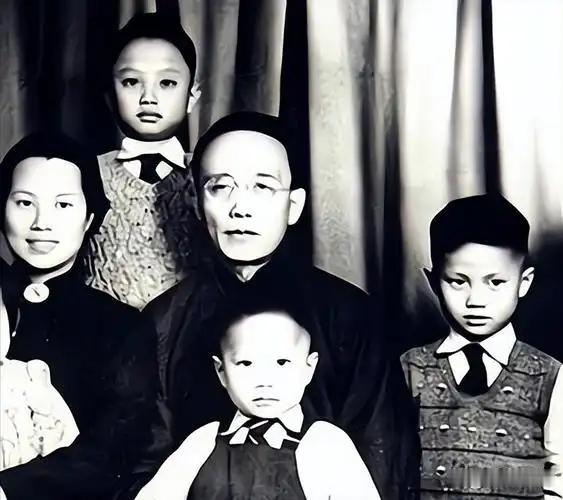 她叫张亚若。
1939年，她在赣州公署给小蒋当秘书。

当时的张亚若虽然才26岁
