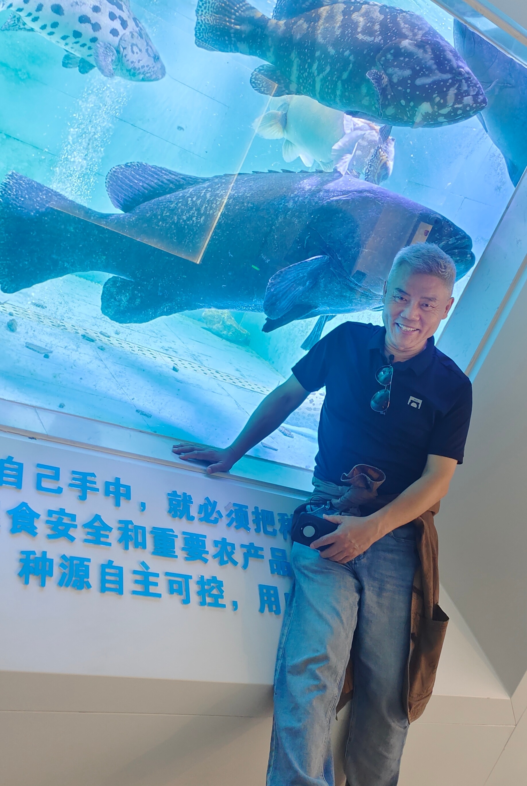 我身后这条鱼，你知道它有多大个儿么？我的体重的两倍。28岁晨海公司的赵广文先生跟
