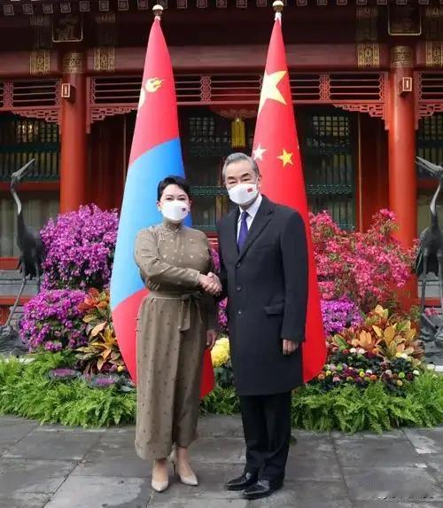 日本这个智商真是堪忧！
我国收紧对日重稀土出口后，日本高科技、军工产业直接卡壳，