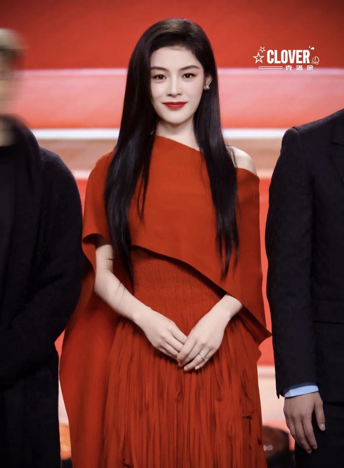 大家闺秀的气质，落落大方，眉清目秀，肤白貌美，自然清新，真是君君独一赛道[赞]陈