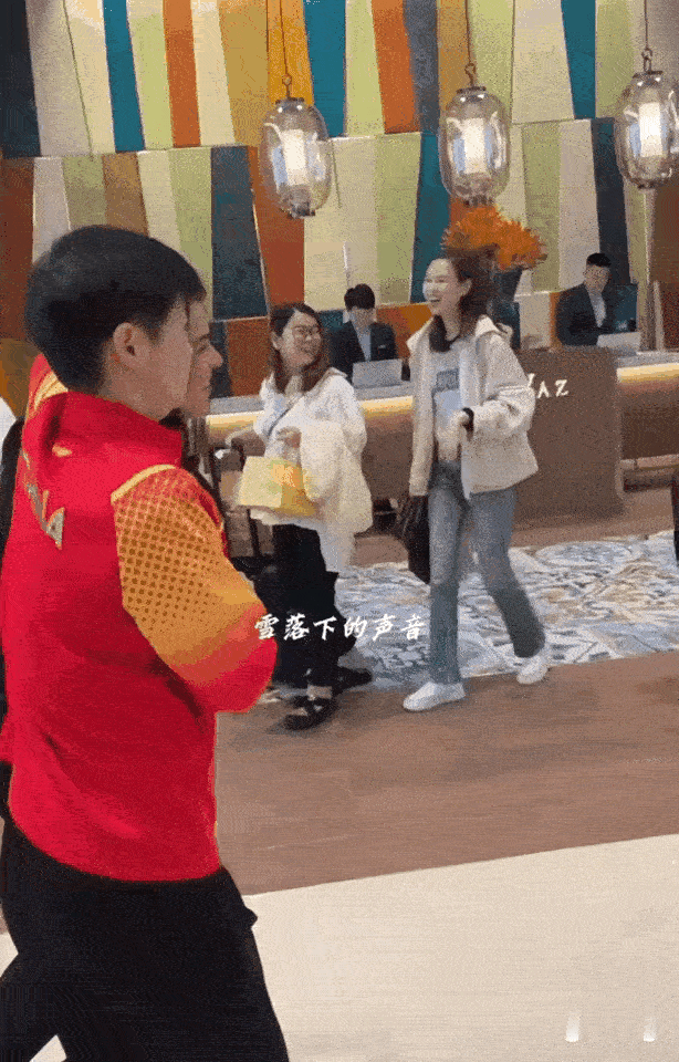 莎莎揽着迪亚兹的肩膀一路上边走边聊。不知道他俩用啥语言交流的？