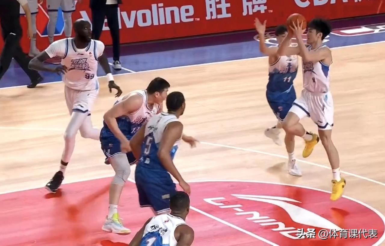 冯傲11分，齐麟10分，但新疆男篮半场仅29分，宁波男篮半场领先12分！北京时间