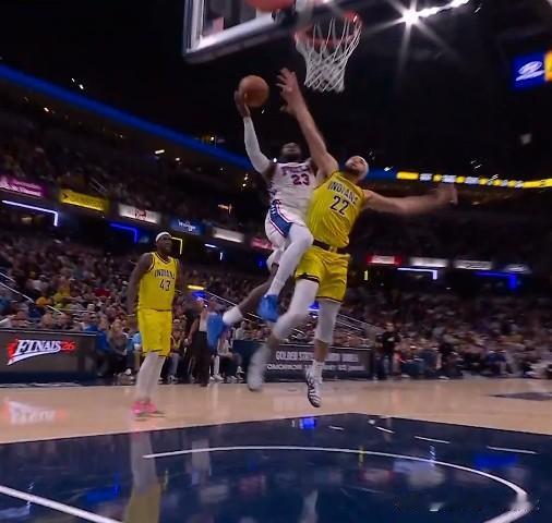 nba裁判也忌惮詹姆斯江湖地位，上篮不中愤怒捶地表达不满，裁判过了两秒才补哨，引
