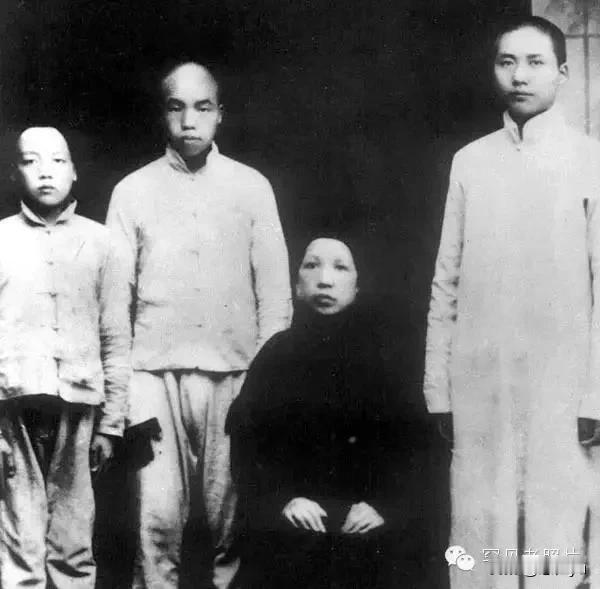 毛主席和母亲文氏、两个弟弟毛泽民(左二)、毛泽覃(左一）合影（1919年，长沙）
