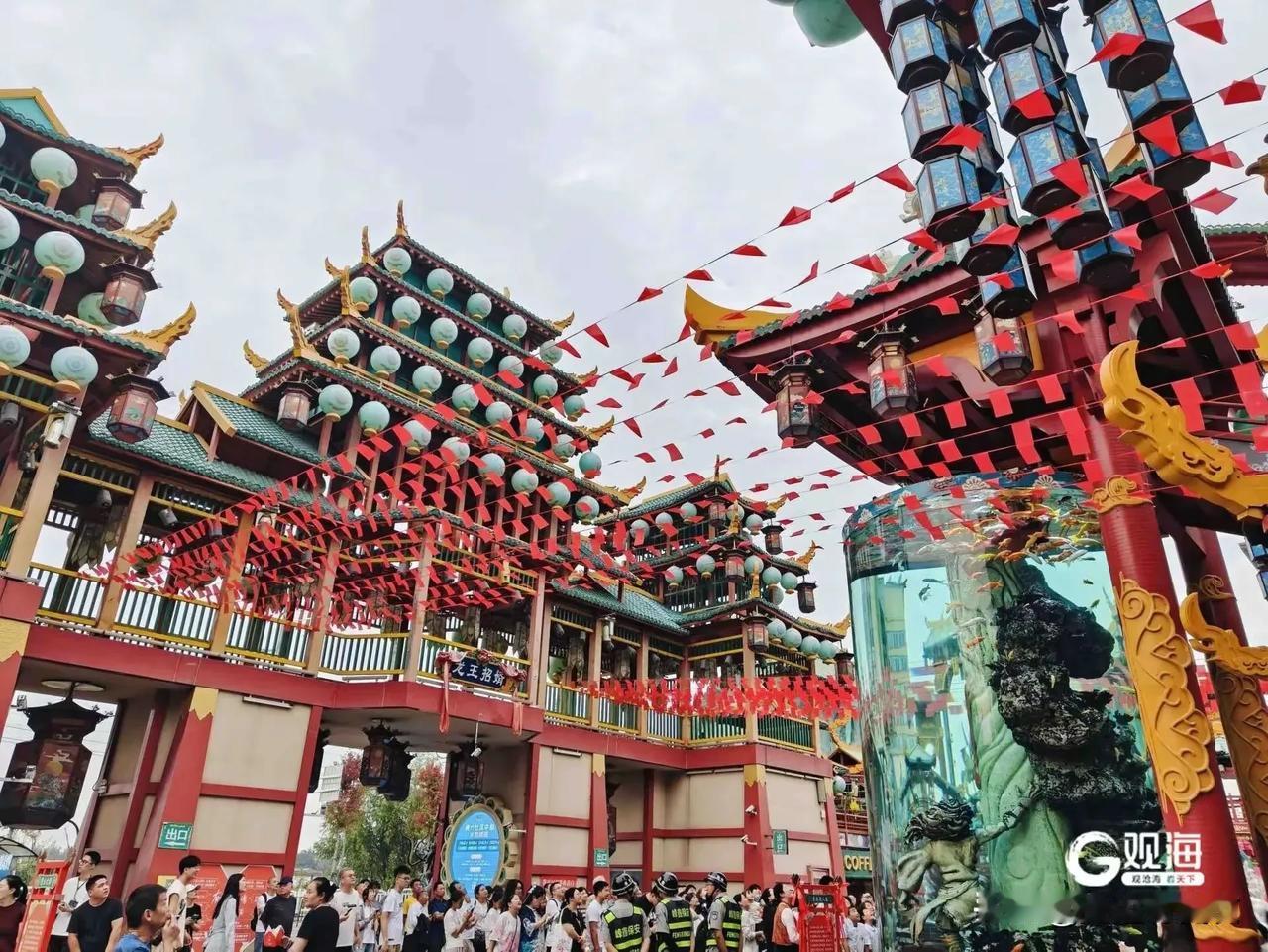 2. 山东国庆中秋消费市场活力强劲：国庆中秋双节期间，山东消费市场活力强劲。全省