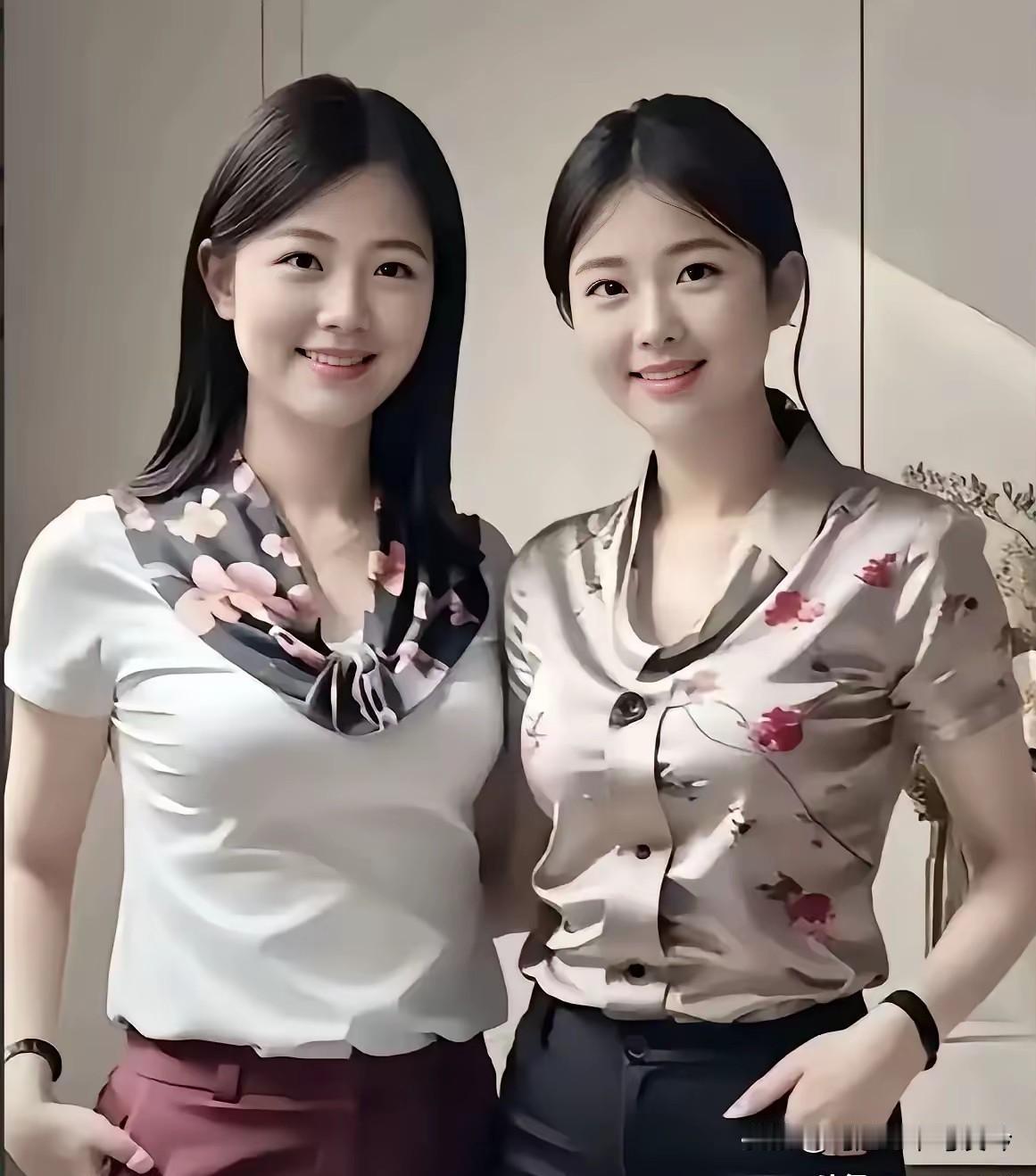 如花姐妹正十八，
一胎双蕊映彩霞。
姐美长披丝发秀，
妹娇巧束髻鬟佳。
花容误惹