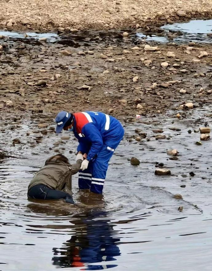 台州环卫工人不顾寒冷下河救轻生女子天台环卫工人逆行寒溪，用勇气与温情救助轻生女子