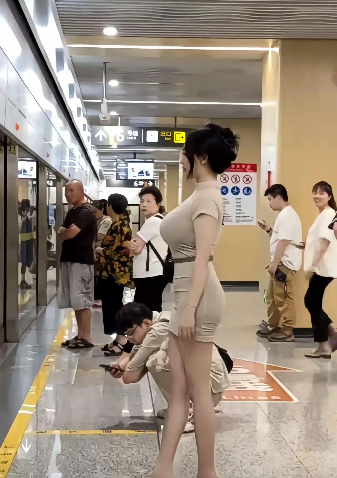 在地铁站遇到这位美女
你第一反应她的职业是什么？