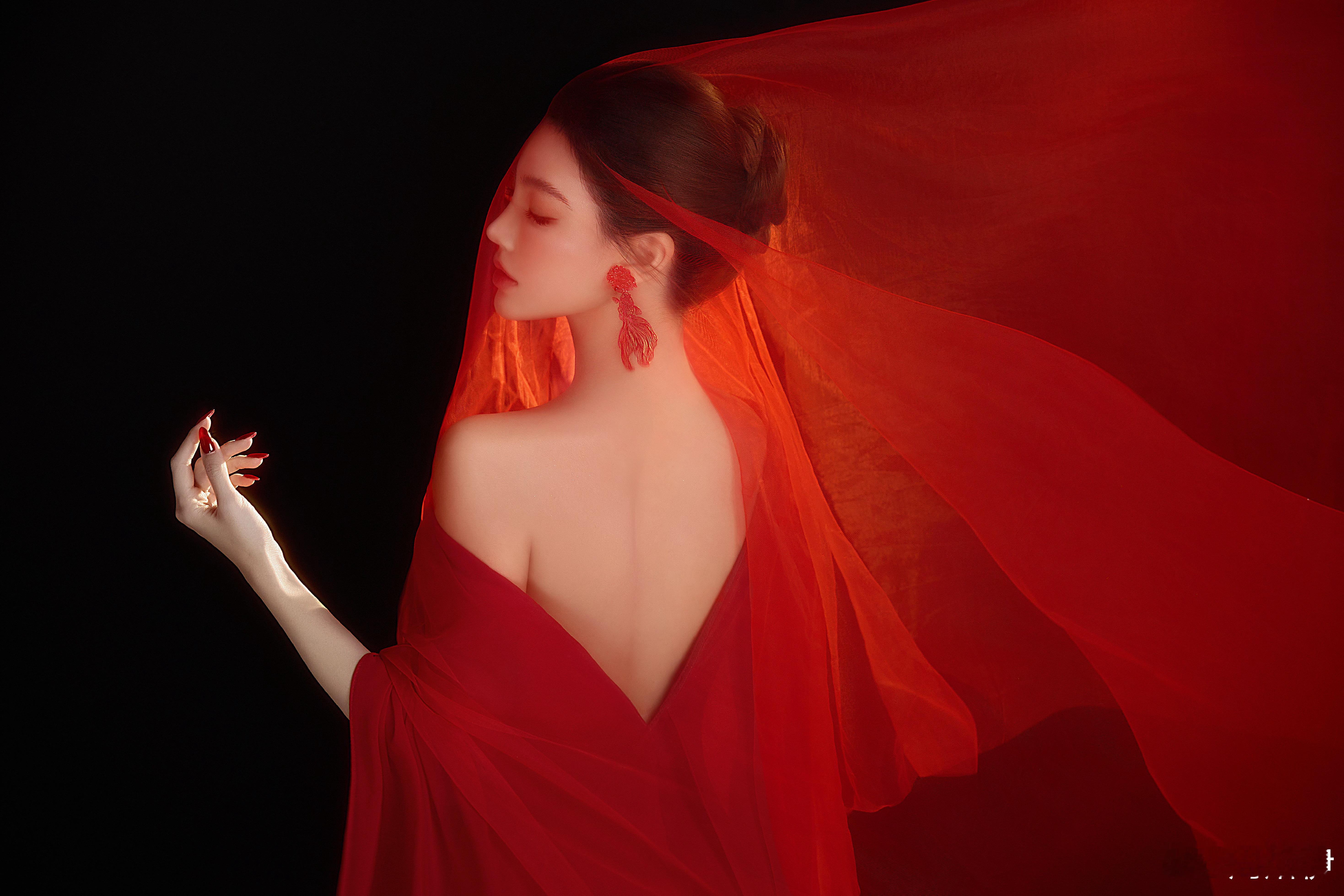 一袭红妆映锦鲤 万顷烟波纳福源 丙午新岁🎆🪭愿家宅安和 福泽绵长🏮🧧愿马