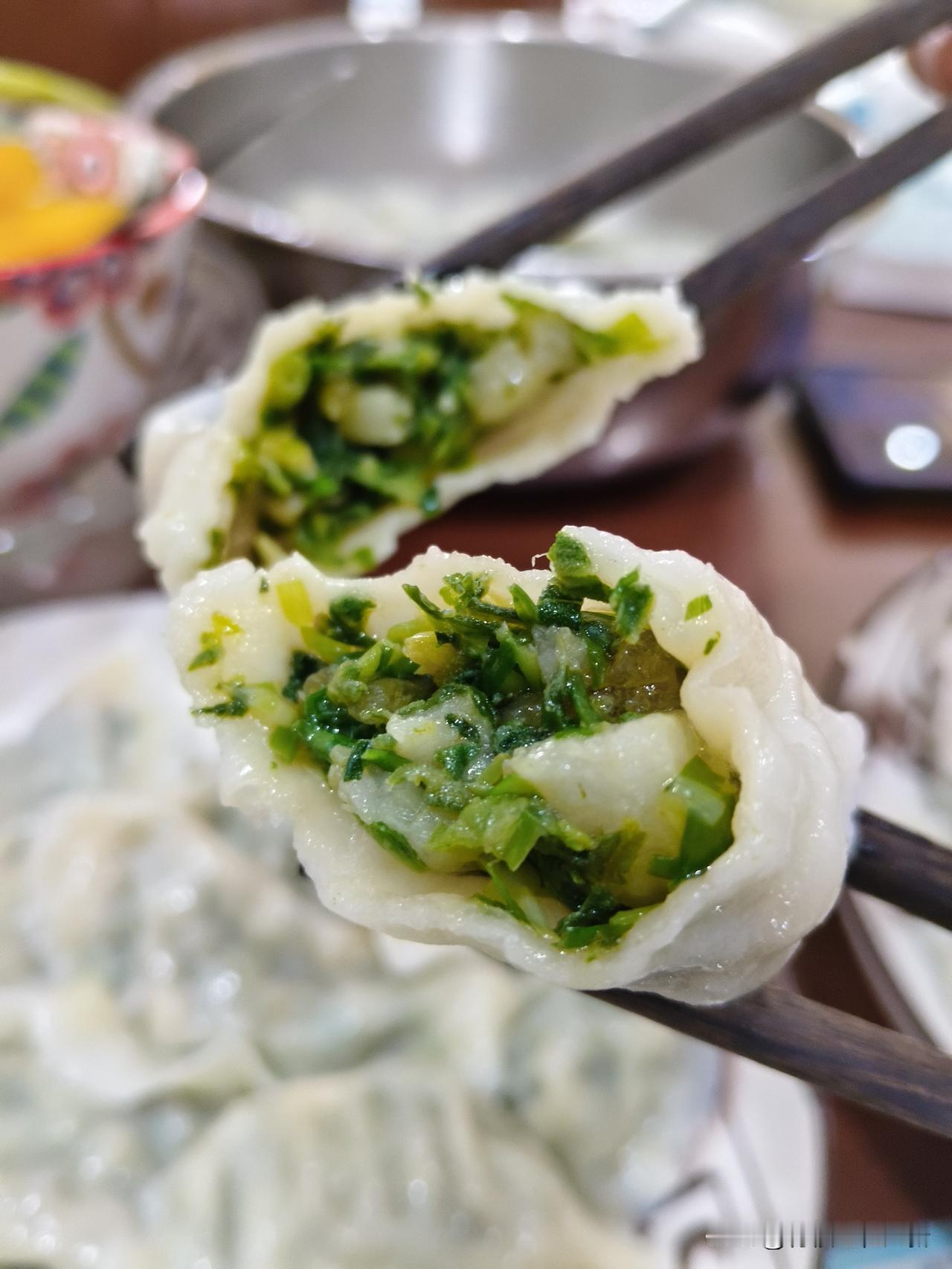 中午吃韭菜猪肉饺子，注定又是一顿吃撑的午饭。
早晨出门，看见桌上放着洗好的韭菜，