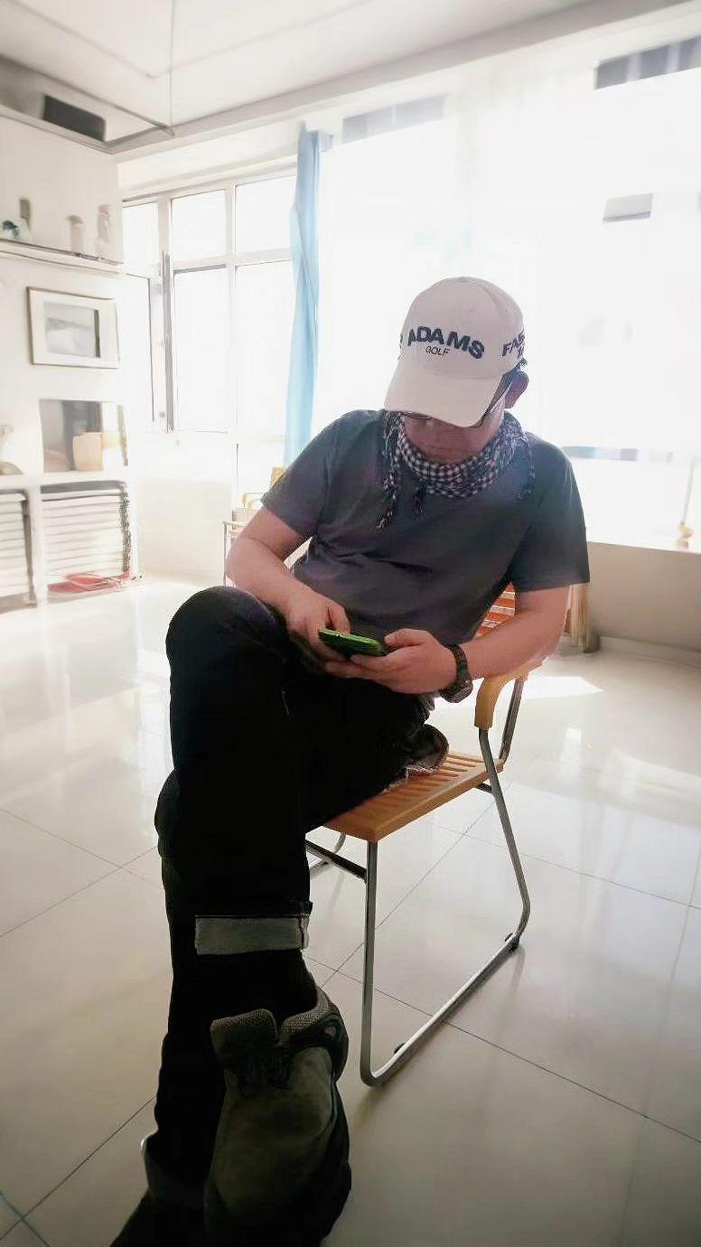 🕶️阳光把影子拉成长句，手机屏幕是唯一的标点。
独处时，时间会自己折叠成诗📱