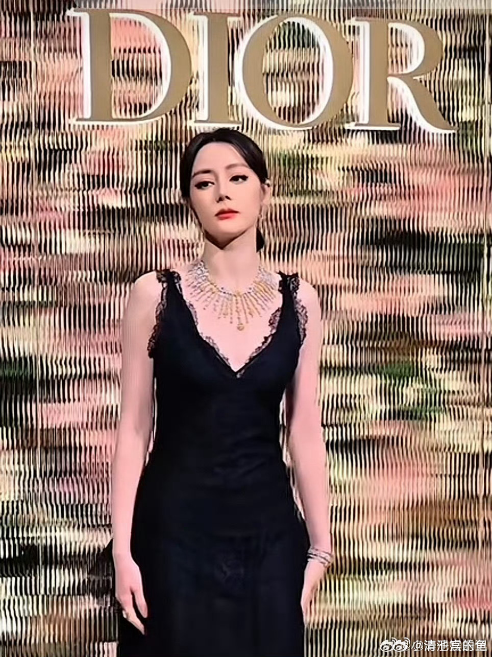 感觉迪丽热巴工作室换人了大运和流年都是机巨在命迁，她换啥都不稀奇。明年桃花很旺，