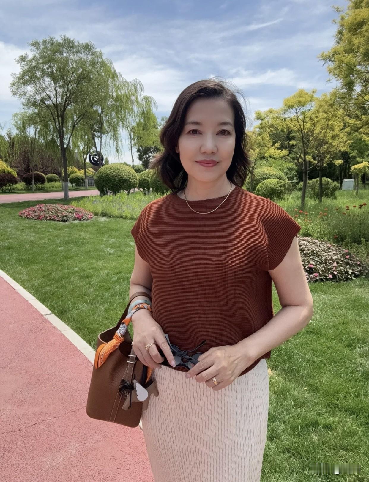 如何保持中年女性的优雅和魅力?其实中年女人的魅力靠沉淀，不用刻意，做好几件事就行