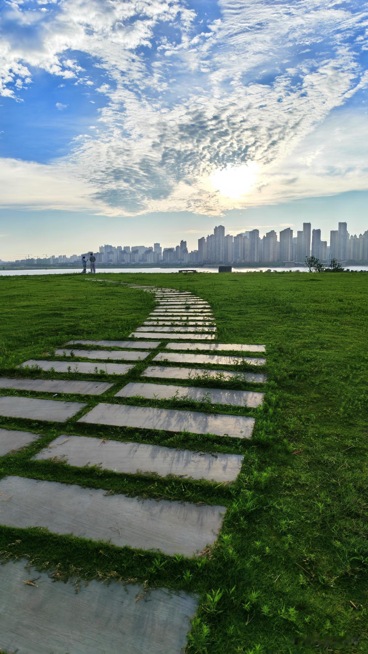 最近打算响应国家号召，出趟远门去促进消费。因为天气炎热，首选相对凉爽的东北、西北