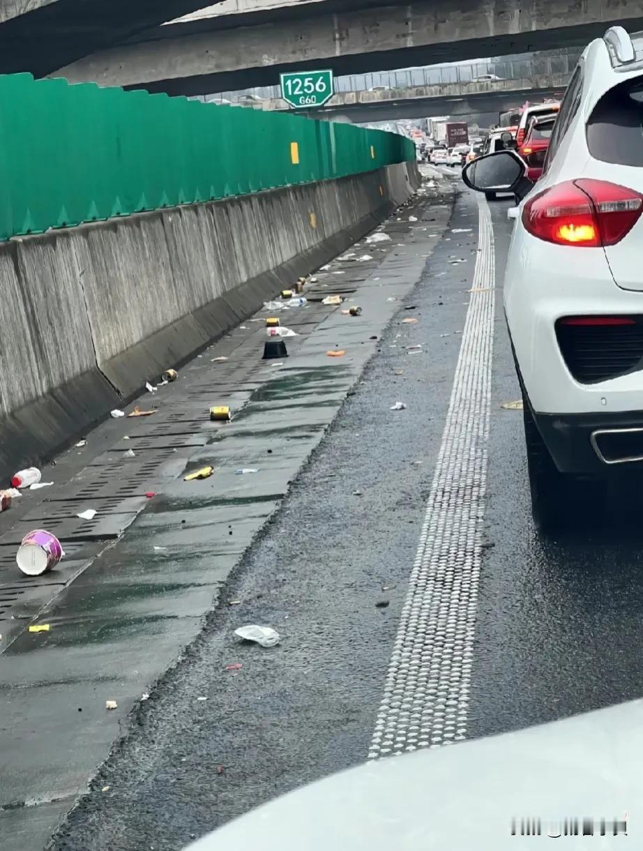 高速堵车过后垃圾满地，这一地的垃圾在宣告着过年回家潮。
堵车已经很抑郁了，这一路