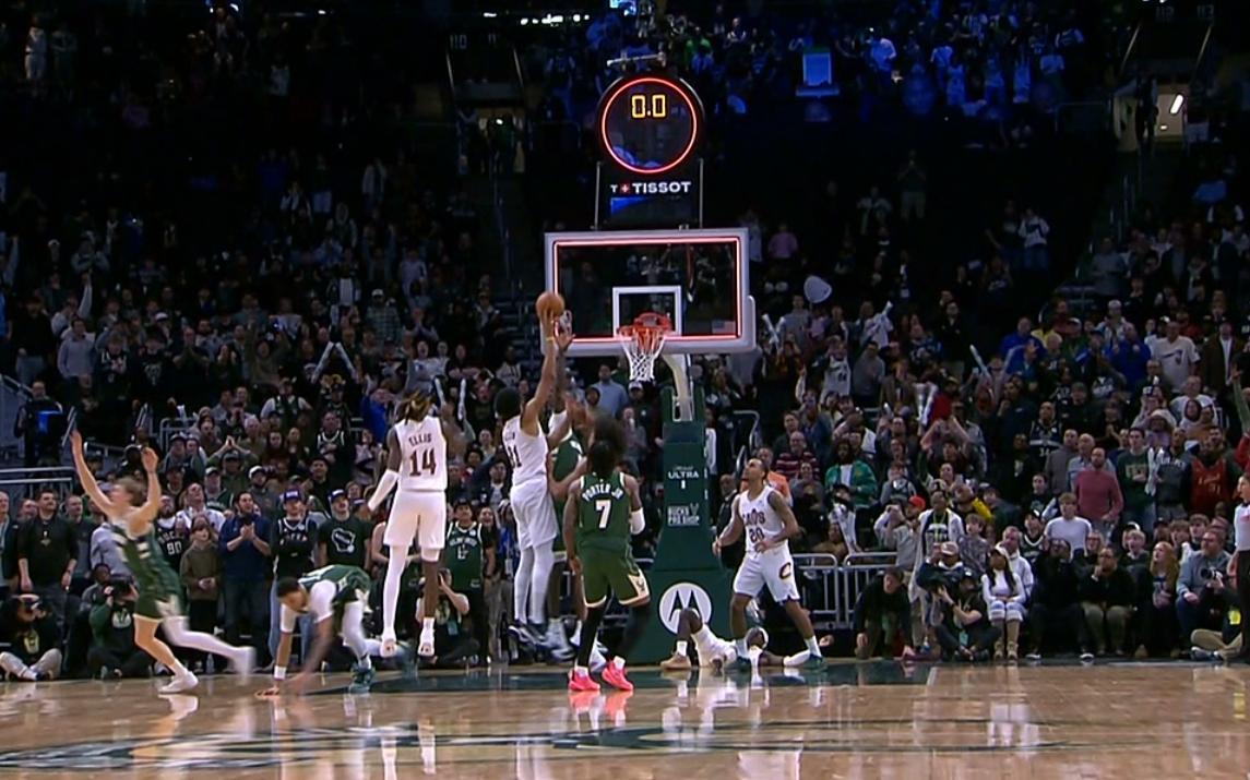 贾莱特阿伦疑似绝平，裁判原本判进球有效，但在看了回放以后，取消了这个得分，骑士1