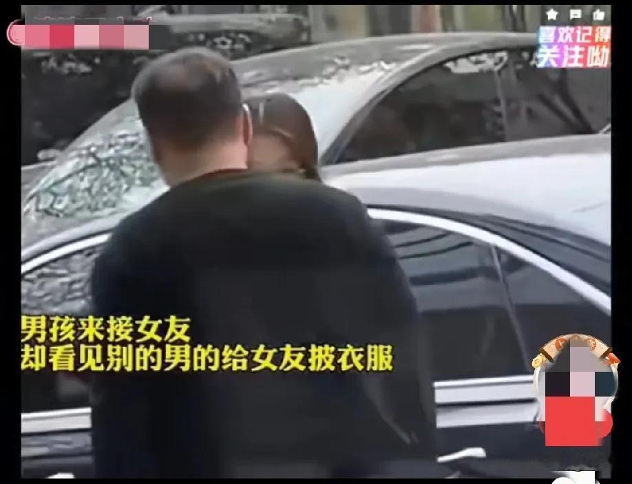 男孩接女友下班，看到别的男人给女友披衣服，女友不但不拒绝，反而微笑迎合，余光瞥见
