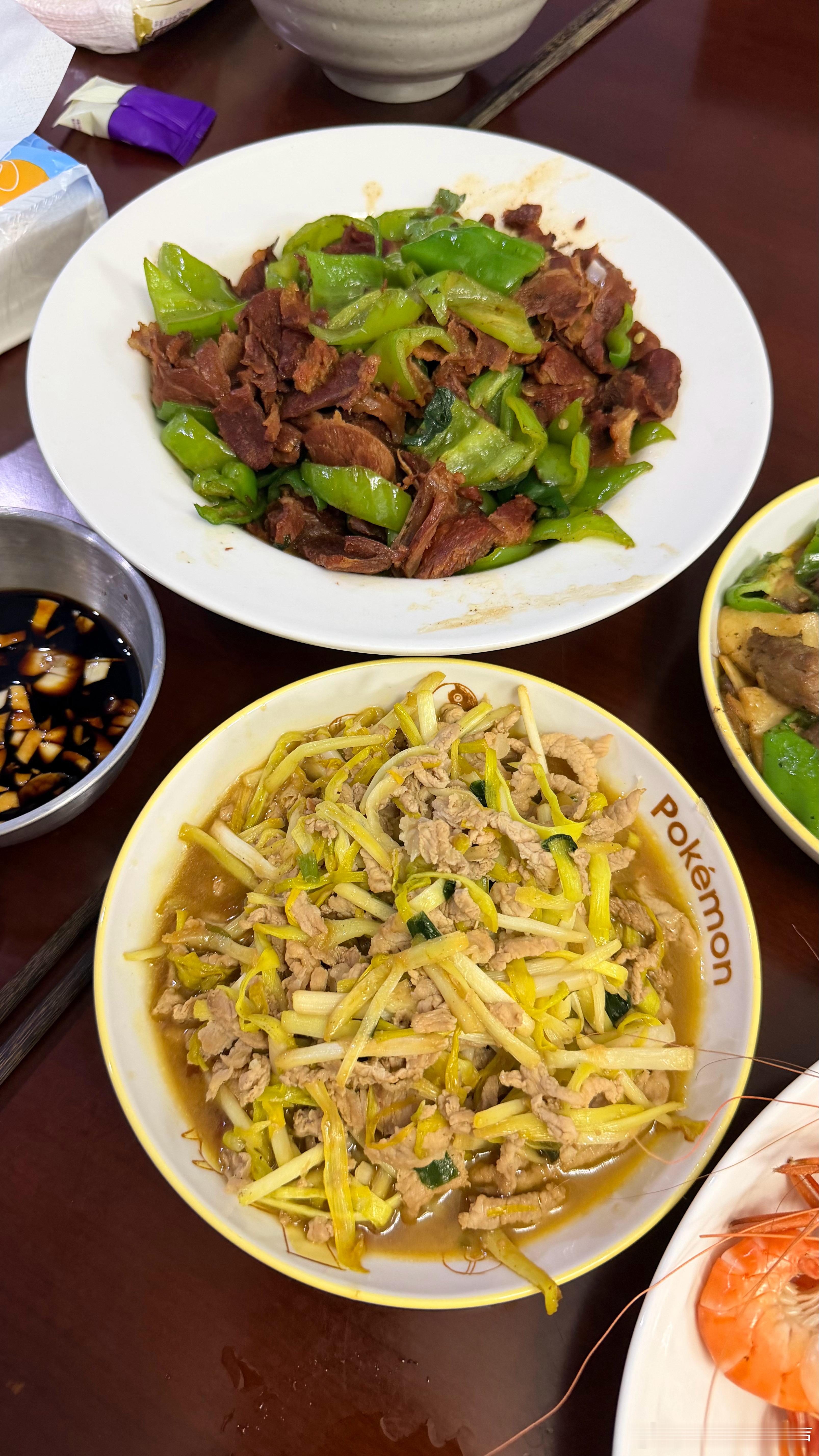 温酒打卡 今晚在家吃饭做了个葱油拌面，这玩意儿贼下面，吃起来是又香又罪恶，哈哈。
