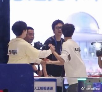 李昀锐衣服被撕烂了路透好多呀，看起来很精彩，值得一看。 