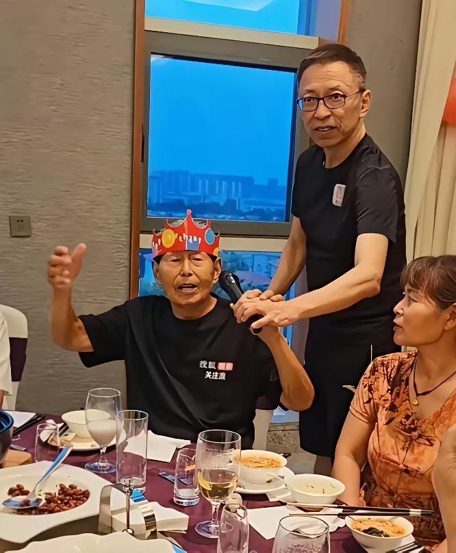 搜狐张朝阳是“幸福的孩子”…
有父母的孩子是幸福的
看到61岁的张朝阳给100岁
