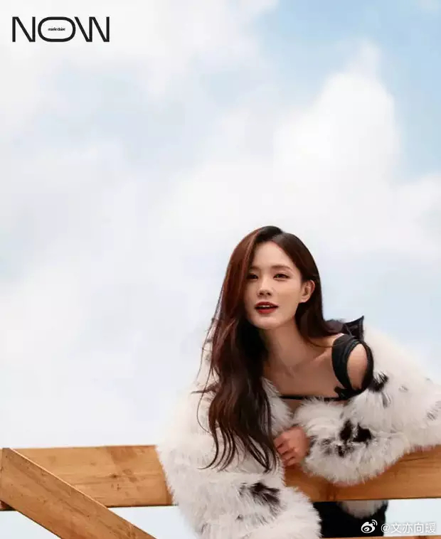 李一桐身穿姜黄色长裙秋日氛围拉满 对镜自拍嘟嘴好萌 ​​​