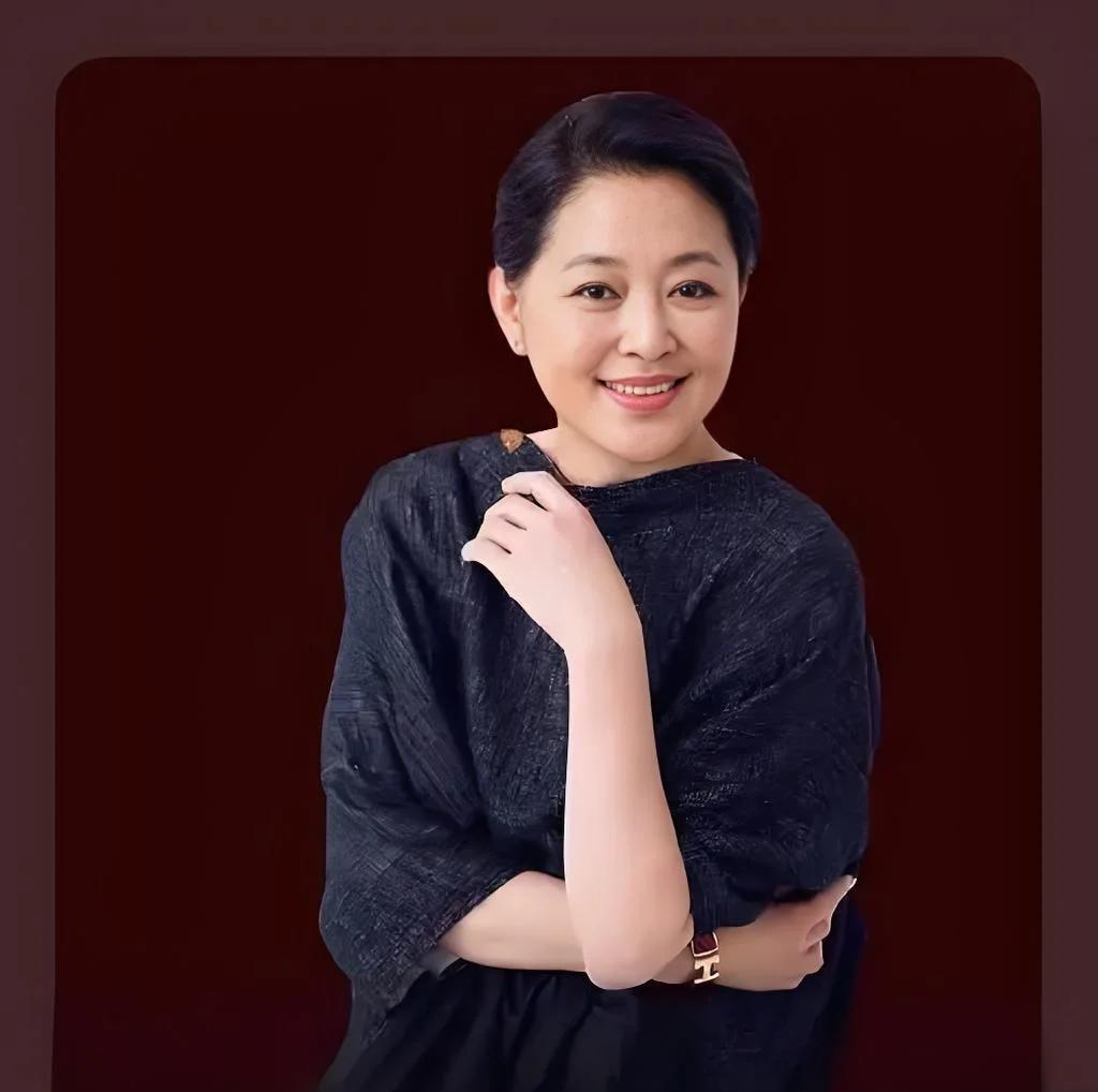 我觉得最有名的女主持人原先的有倪萍，周涛，董卿，李思思等人，如今新生代主持人中，