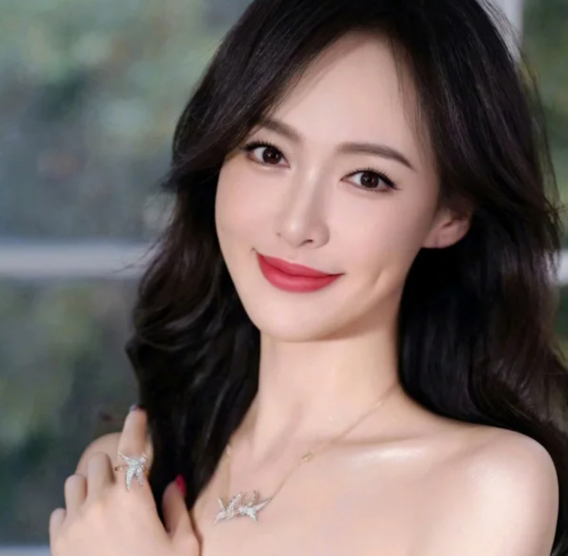 唐嫣生日停办庆典引热议，素颜守孝藏真心不 