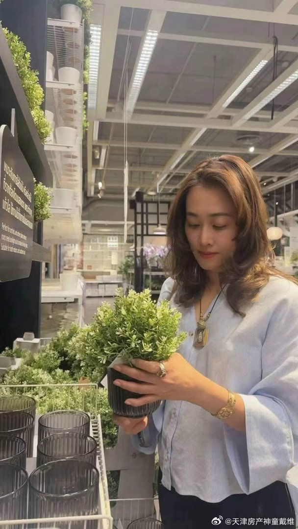 泰国高僧被查出来有四个情妇视频中被曝光的是其中一个曾是啦啦队队员，30年前的事 