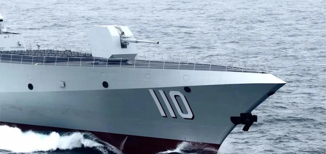 两艘055大驱完成入列手续后，迅速奔赴东海开展实战演训，没有经历漫长的磨合期，这